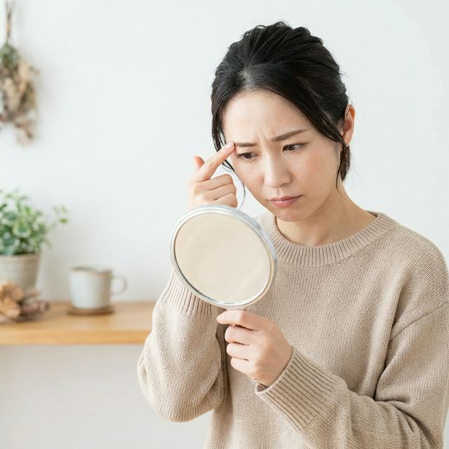 眉毛に悩む女性